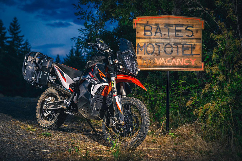 the-bates-mototel-sign-mosko-moto-miguelsantanaphotography-1024px-70%.jpg